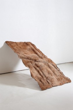 Sentiero II,
2012,
handmade paper, soil, wood,
cm (h) 51, 5 x 90 x 55