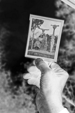 Bob's hand holding the negativ developed in Prescott, 2015, black and white photo, cm 60 x 40, ed. 3 + 2 AP