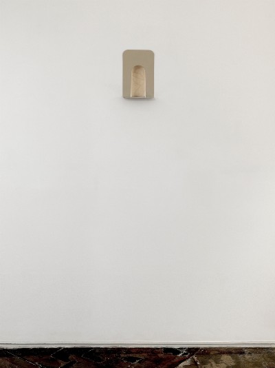 Left Untitled,
2016,
metal bookend, hydrocal, wall,
dimensions variable,
photo: Dario Lasagni