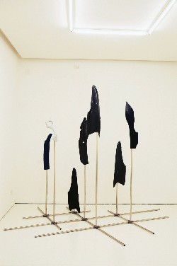 What an art work should look like, 2009, installation, steel pipes, plastic, cm 237 x 312 X 243 